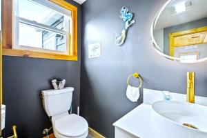 Et badeværelse på Sea & Sun Cottage # 2 + 13 billeder