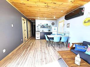 Køkken eller tekøkken på Sea & Sun Cottage # 2