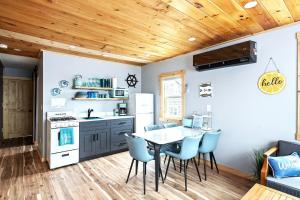 Køkken eller tekøkken på Sea & Sun Cottage # 2