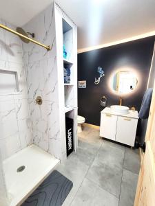 Et badeværelse på Sea & Sun Cottage # 2