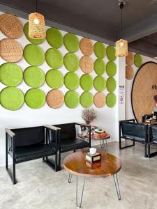 een kamer met banken en een muur met groene cirkels bij EK Silomhostel in Bangkok