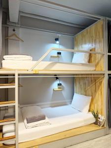 een stapelbedkamer in een hostel met twee stapelbedden bij EK Silomhostel in Bangkok
