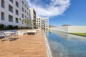 una piscina al centro di un edificio di 3 BD Penthouse Jacuzzi BBQ Near Medano Beach a Cabo San Lucas