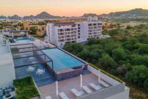 an aerial view of a building with a swimming pool at AMATERRA modernos aptos cerca a la playa in Cabo San Lucas