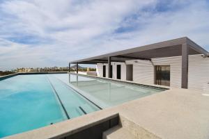 a swimming pool on the roof of a house at AMATERRA modernos aptos cerca a la playa in Cabo San Lucas