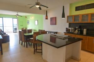 a kitchen and dining room with a table and chairs at Cozumel Frente al Mar in Cozumel