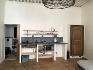 Η κουζίνα ή μικρή κουζίνα στο Studios L'atelier et la chambre des toiles