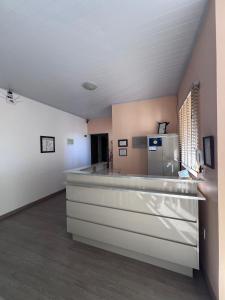 Il comprend une cuisine équipée d'un comptoir et d'un réfrigérateur. dans l'établissement Pousada Ponto Chic, à São Miguel Arcanjo