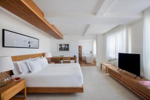 Телевизор и/или развлекательный центр в JANEIRO Hotel
