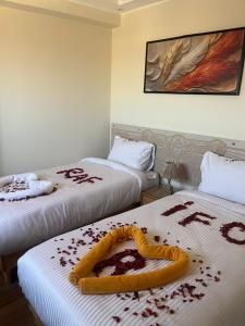 ein Zimmer mit zwei blutverschmierten Betten in der Unterkunft GEM & Pyramids View Inn in Kairo