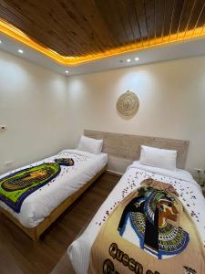 1 Schlafzimmer mit 2 Betten in der Unterkunft GEM & Pyramids View Inn in Kairo