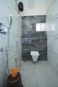 Un baño con ducha y WC. en Newly Built Beautiful and Luxurious 3BHK in Tirupati with Fully Functional Kitchen,for upto 25 guests, en Tirupati 24 fotos más