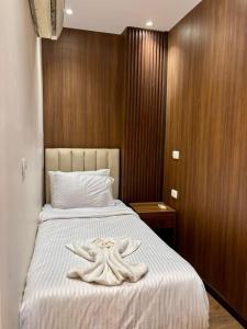 Ein Bett oder Betten in einem Zimmer der Unterkunft Ra Palace Pyramids View Hotel