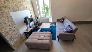 un salon avec un canapé et une table dans l'établissement Appartement 4 pers Vichy, à Vichy