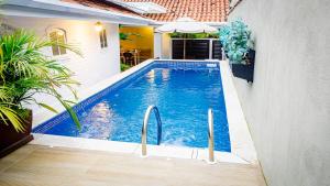 A piscina localizada em Pousada Hospedaria215 ou nos arredores