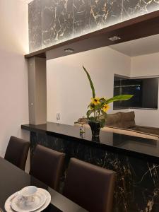 NaviraíにあるCasa aconchegante em Naviraiのダイニングルーム(テーブル、椅子、鏡付)