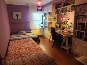 a bedroom with a bed and a desk in it at Acogedora casa con jardín in Castellanos de Villiquera +31 photos
