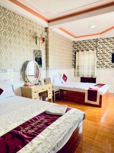 une chambre avec deux lits et un miroir dans l'établissement Hotel Mimosa 2, à Phan Rang 8 autres photos