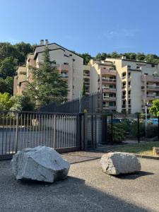 twee rotsen liggen voor een hek bij Studio Lyon Plage in Lyon