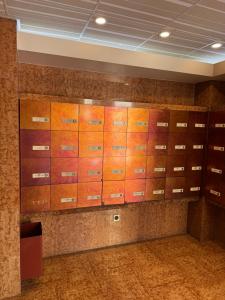 een kleedkamer met houten kluisjes in een kamer bij Studio Lyon Plage in Lyon