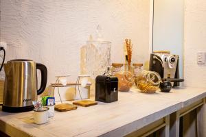 Comodidades para preparar café e chá em Pousada Hospedaria215