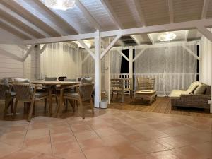 a dining room with a table and chairs at L'abri Côtier - Appartement duplex 2 chambres in Le Gosier