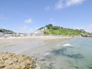 ルーにあるBeach Retreatの水中の人々のいる浜