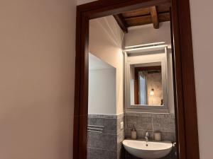アルバーノ・ラツィアーレにあるDimora Ninfeo 2 rooms 2 bathrooms private parkingの洗面台と鏡のあるバスルーム +16枚の写真
