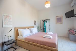 ein Schlafzimmer mit einem Bett mit zwei Handtüchern darauf in der Unterkunft 4Seasonsapts in Agios Nikolaos