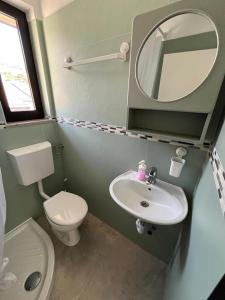 Bilik mandi di Odisej House Tolmin +20 gambar