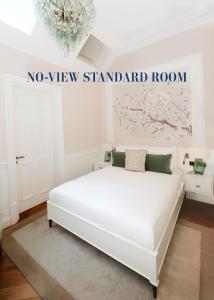 Postel nebo postele na pokoji v ubytování 2 Chesham Hotel
