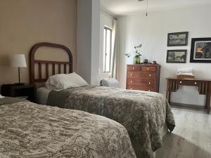 a bedroom with two beds and a dresser at Cerca de todo en San Jerónimo in Monterrey