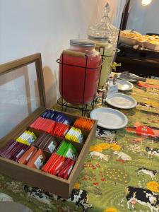 a table topped with plates and a jar of paint at CR Hotel Bueno in Goiânia