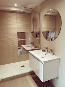 Et badeværelse på Studio Cosy au calme avec vue sur Belledonne