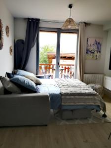 En eller flere senge i et værelse på Studio Cosy au calme avec vue sur Belledonne