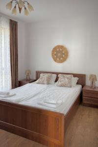 ヴァルナ・シティにあるCABA Apartmentのベッドルーム1室(白いシーツを使用した大きな木製ベッド1台付) +36枚の写真