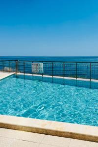 ヴァルナ・シティにあるCABA Apartmentの海を背景にしたプール