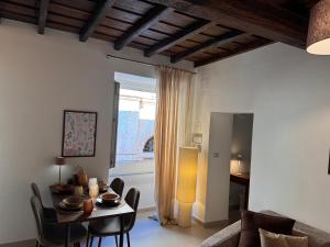 アルバーノ・ラツィアーレにあるDimora Ninfeo 2 rooms 2 bathrooms private parkingのテーブルとソファのあるリビングルーム