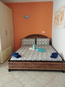 a bedroom with a bed with two towels on it at Tres Caravelas Studio Flats in Santa Maria