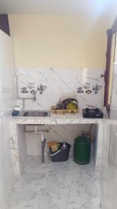 Studio boulevard pasteur central في طنجة: مطبخ أبيض مع كونتر ومغسلة +5 صور