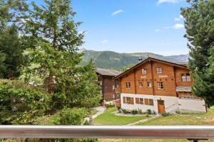 a view of a house with mountains in the background at Zermatt 4 pers, 3 lits - vue & calme in Zermatt