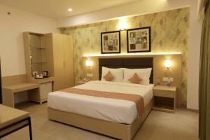 a bedroom with a large bed in a room at Hotel Ramida Suites At Delhi Airport in Jāmb