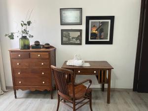 a desk with a chair and a dresser in a room at Cerca de todo en San Jerónimo in Monterrey +11 photos