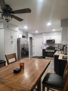 een keuken met een houten tafel in een kamer bij 6 bedroom! Pool Table, Gaming Area, Firepit & More in Joliet