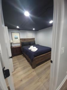 een slaapkamer met een bed en een tafel met handdoeken erop bij 6 bedroom! Pool Table, Gaming Area, Firepit & More in Joliet
