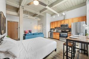 Una habitación grande con una cama y una cocina. en Studio at Superior l Downtown l Parking l Café, en Cleveland