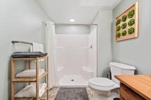 un baño con ducha y WC en Studio at Superior l Downtown l Parking l Café, en Cleveland