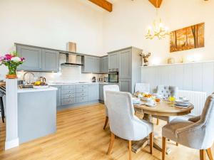 Η κουζίνα ή μικρή κουζίνα στο 1 Bed in Sherborne 87916