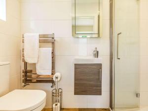 Ένα μπάνιο στο 1 Bed in Sherborne 87916 +13 φωτογραφίες