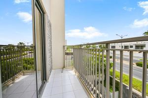 Uma varanda ou terraço em Damac Hills 2 Poolside
